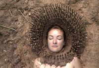Pressebild <q>Clay Forest</q> von Reka Szabo, eine Tonarbeit an der Tongrube Reichelsheim-Vierstöcken <q>Nature Art Stories</q> GNAP 2021